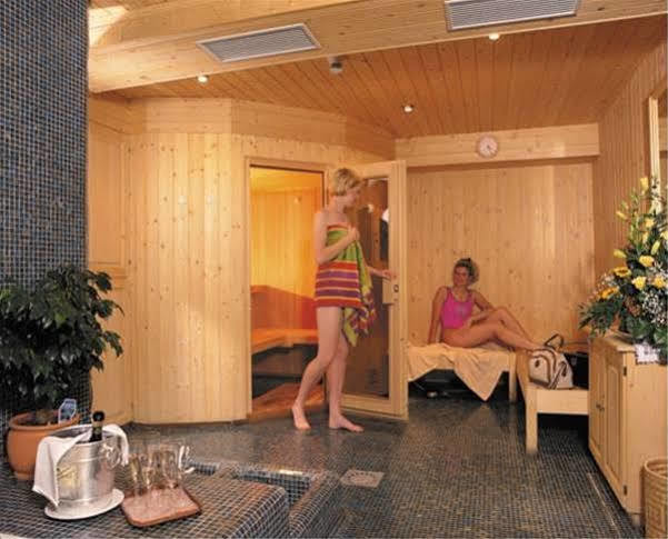 Hotel Moritz Dobbiaco Bagian luar foto